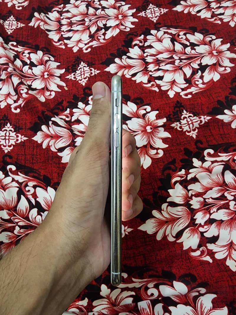 Apple iPhone XS Max 7