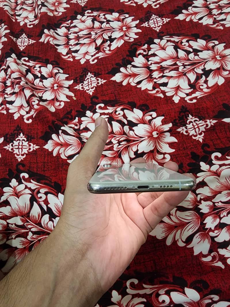 Apple iPhone XS Max 10