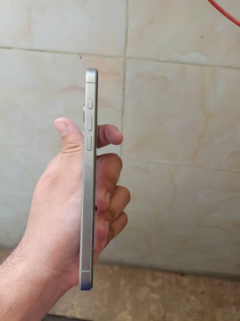 Apple iPhone 15 Pro Max 4