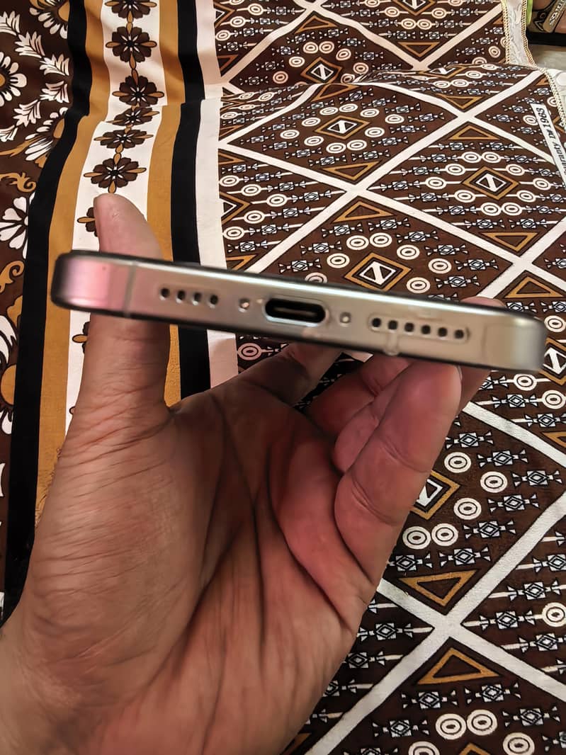 Apple iPhone 15 Pro Max 2