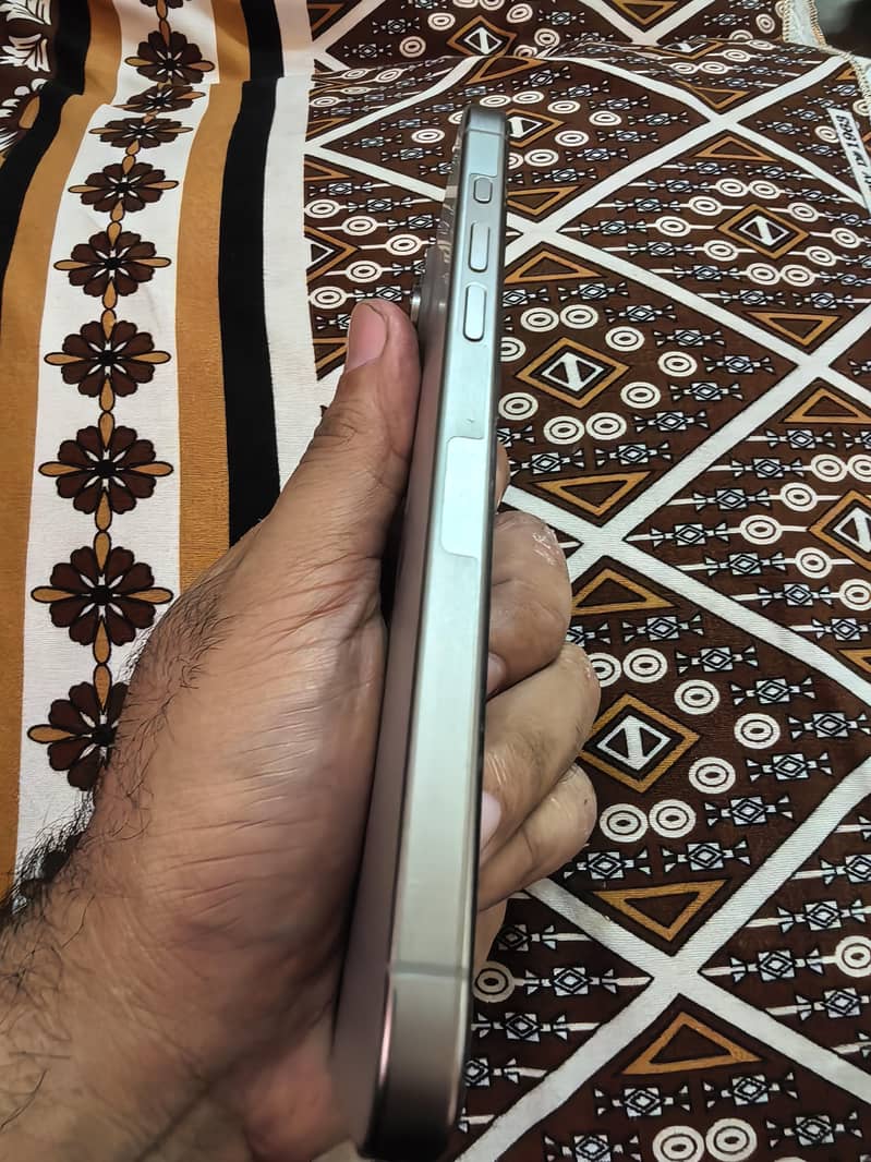 Apple iPhone 15 Pro Max 4