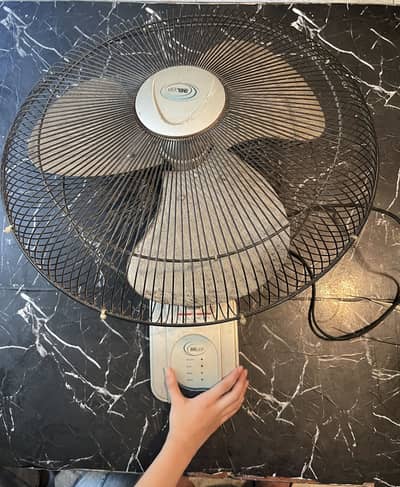 Belvin world bracket fan for urgent sale