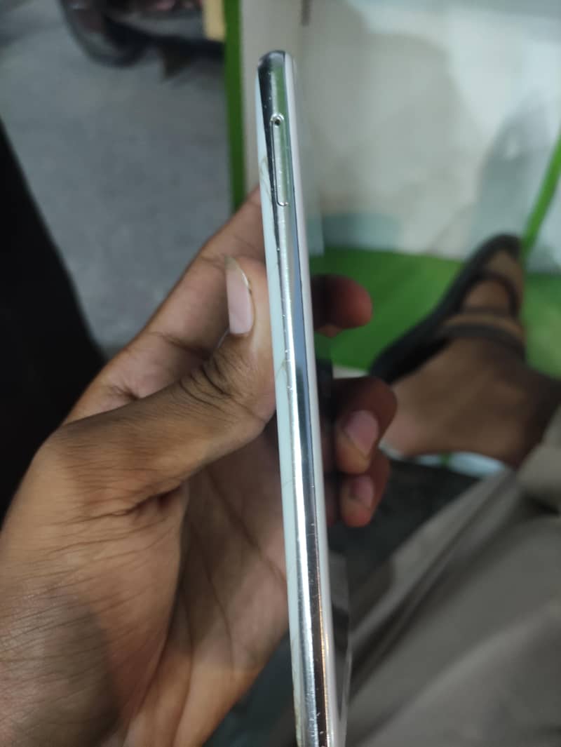 Sharp Aquos R2 4