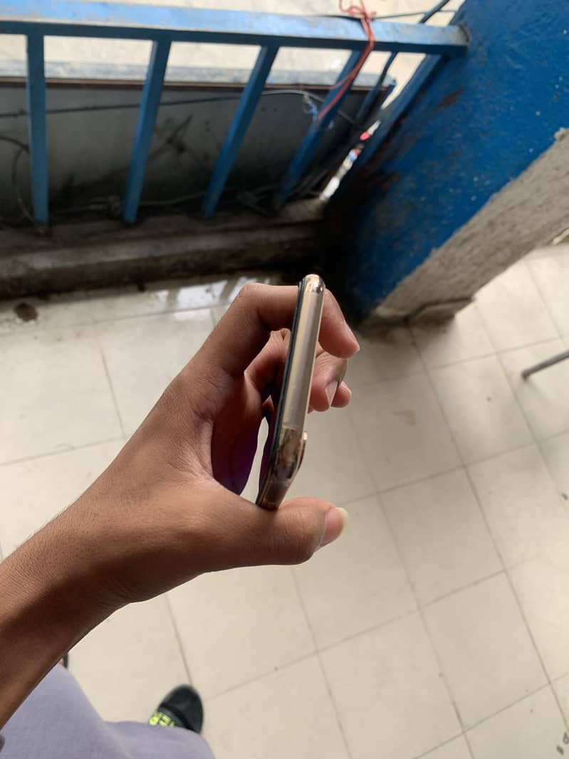 Apple iPhone X 3