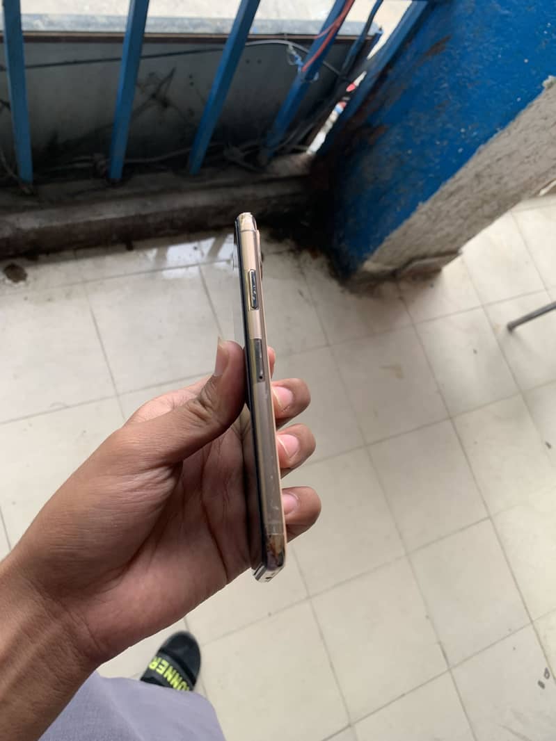 Apple iPhone X 4