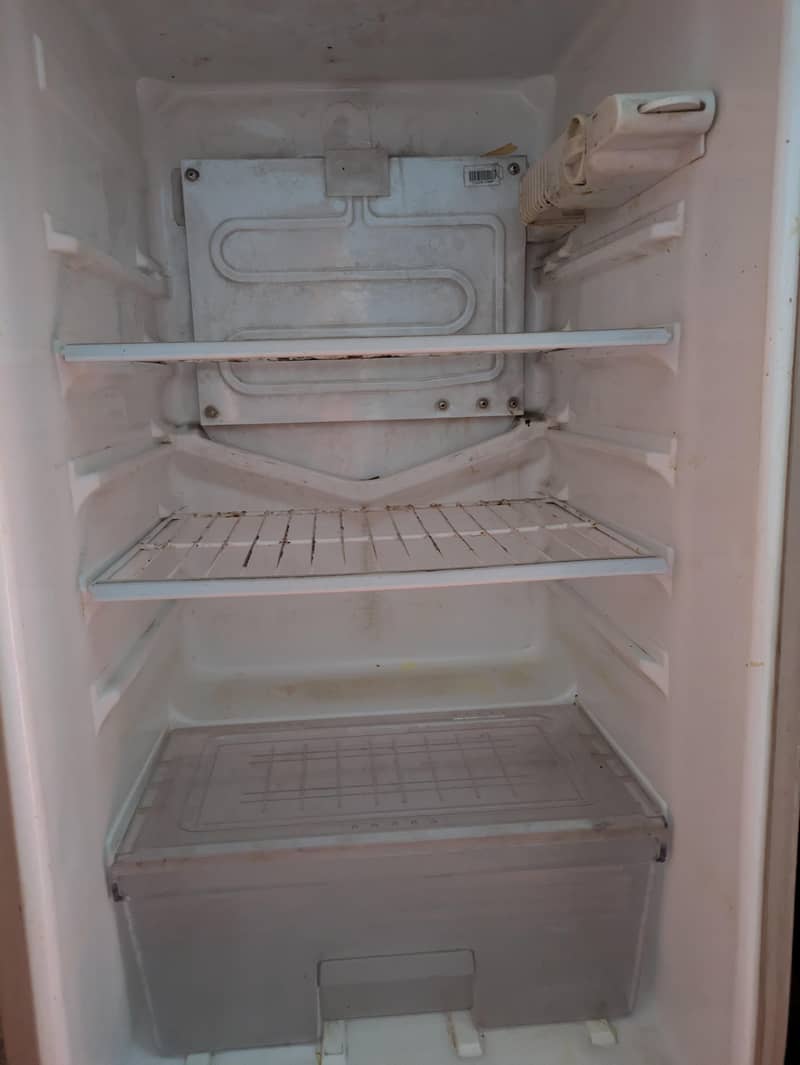 DAWLANCE FRIDGE 4