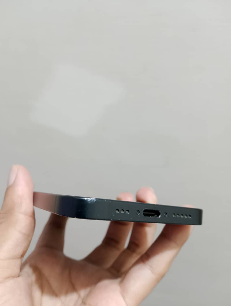 Apple iPhone 16e 2