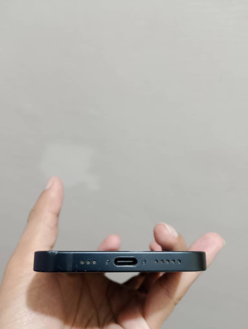 Apple iPhone 16e 4