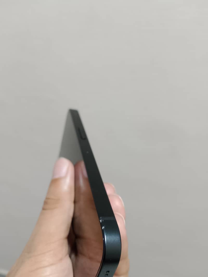 Apple iPhone 16e 5