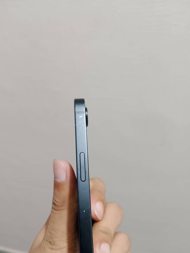 Apple iPhone 16e 6
