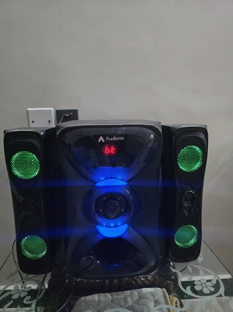 Audionic rainbow r30 with box 1