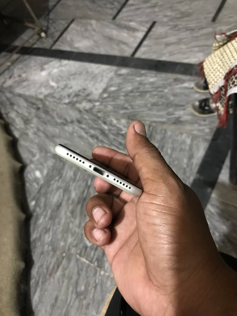 Apple iPhone 7 3