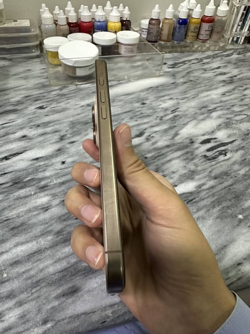 Apple iPhone 16 Pro Max 2