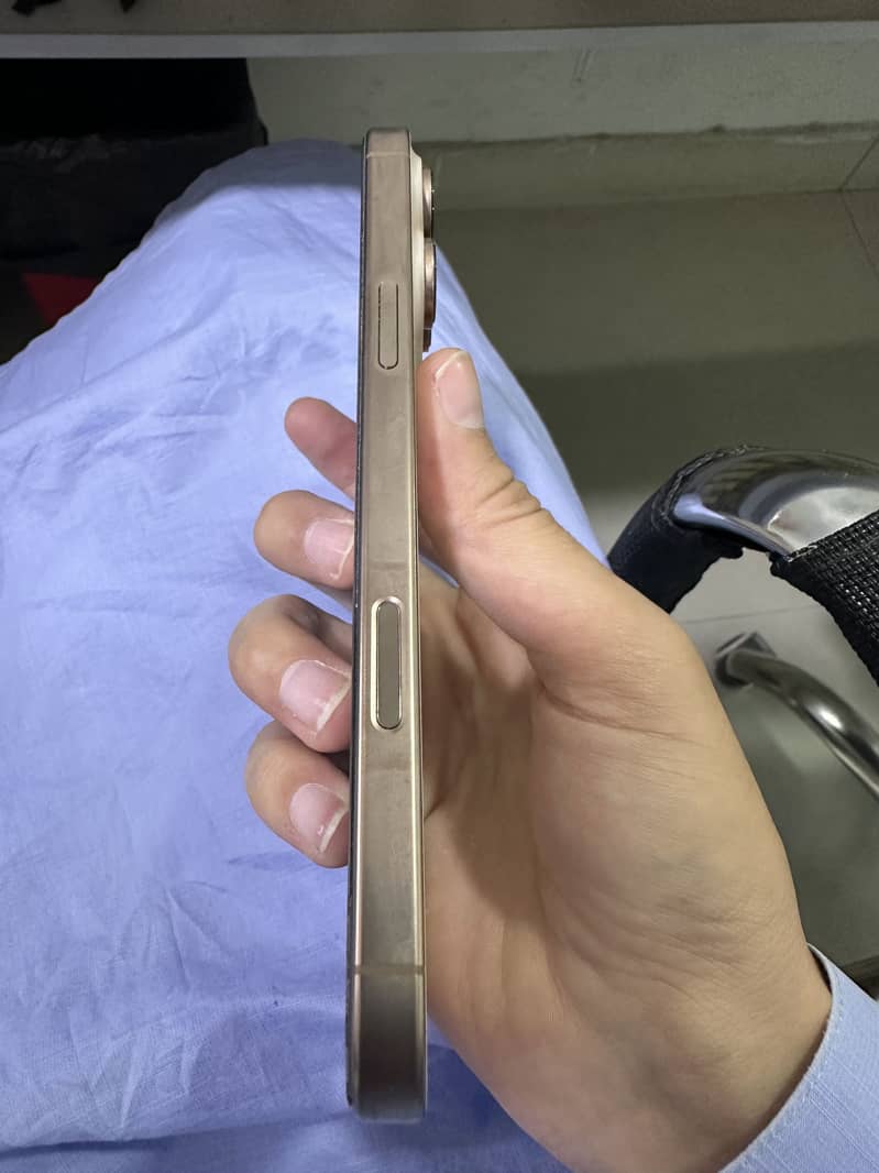 Apple iPhone 16 Pro Max 4