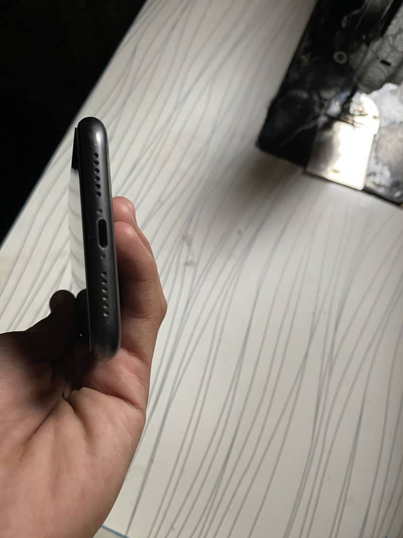 Apple iPhone 11 3