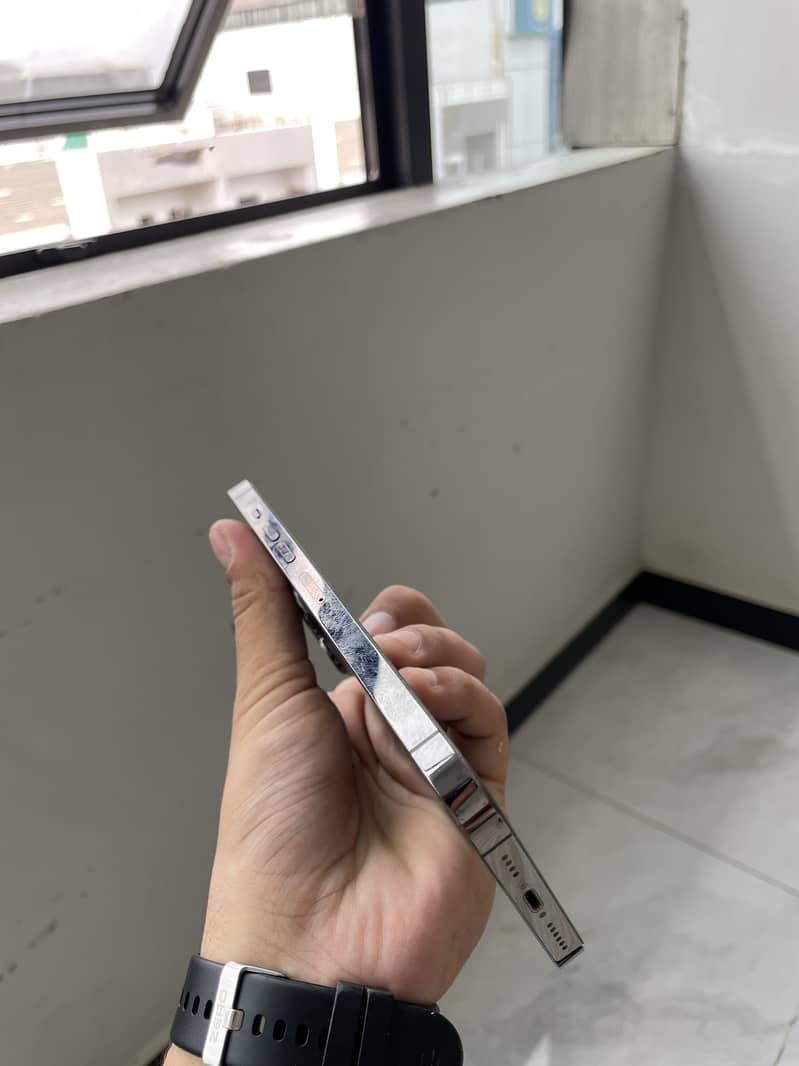 Apple iPhone 13 Pro Max 1