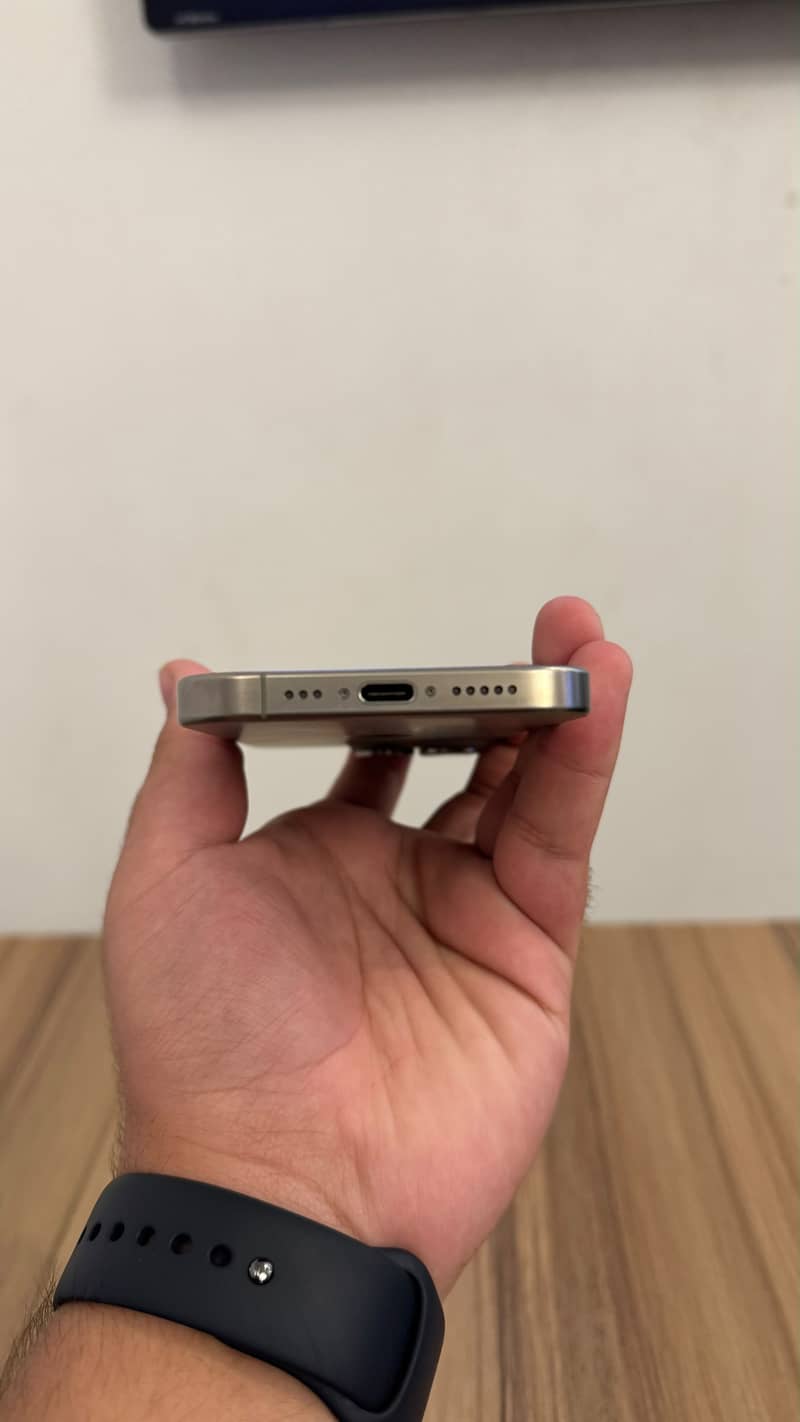 Apple iPhone 15 Pro 4