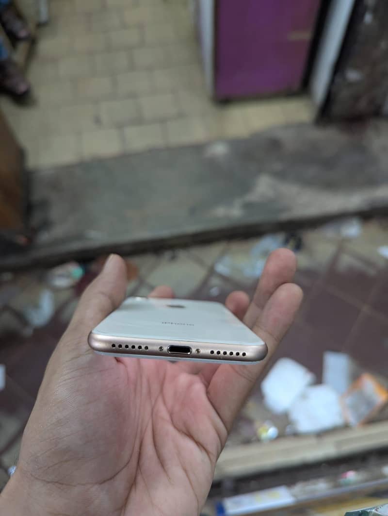 Apple iPhone 8 3