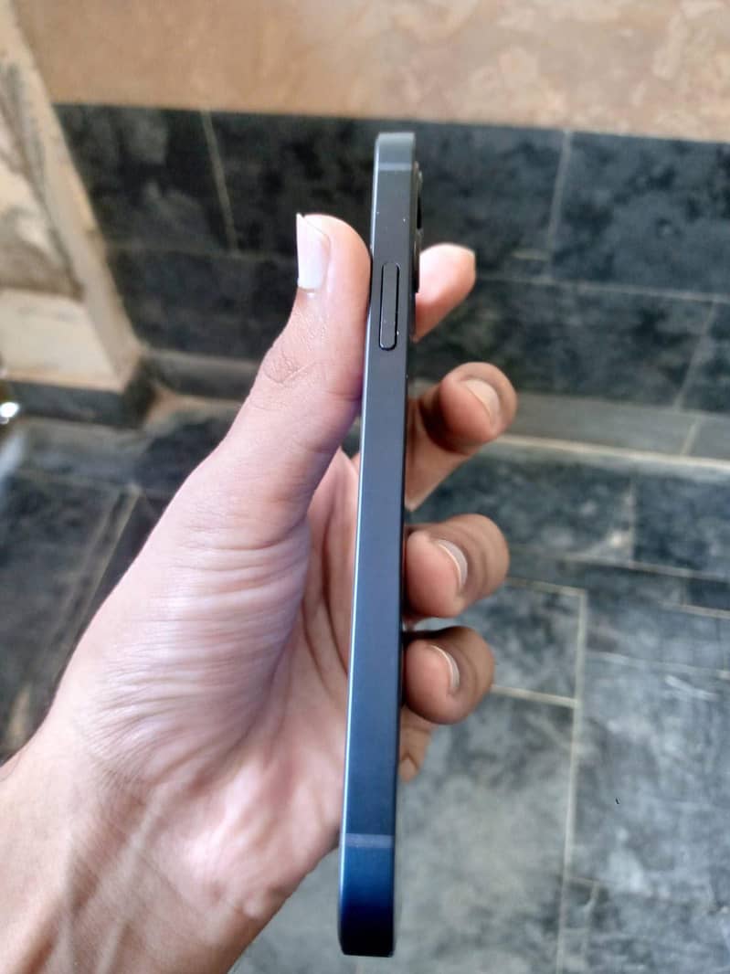 Apple iPhone 12 4