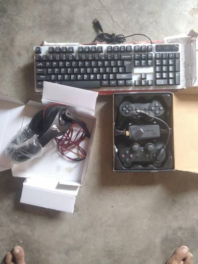 1key board,1head phone Mike Wala, aik game  ka lia 2 remote ha
