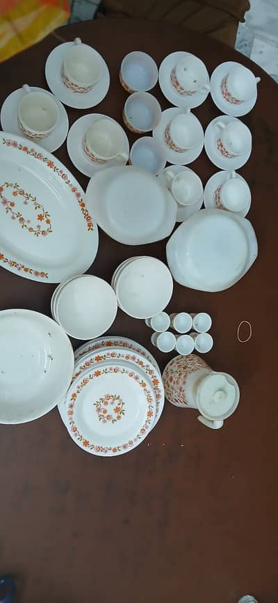 10/10 un used dinner set available.