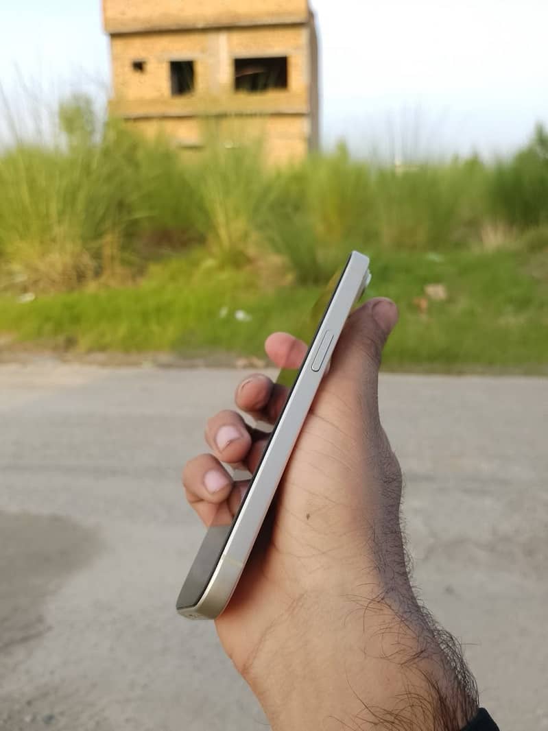 Apple iPhone 15 4