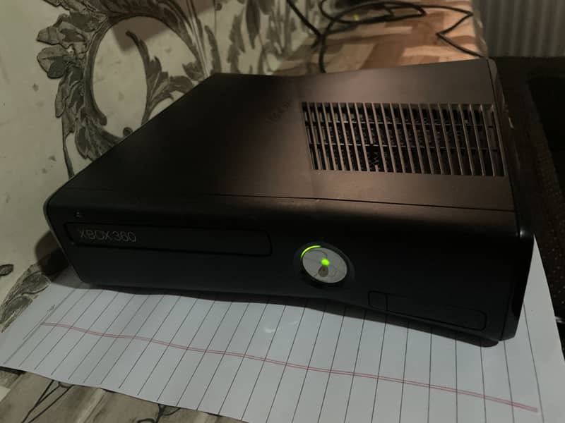 XBOX 360 S CONSOLE WITH 2 CONTROLLERS 2