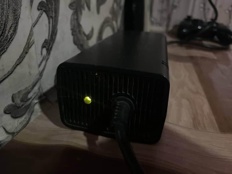 XBOX 360 S CONSOLE WITH 2 CONTROLLERS 5