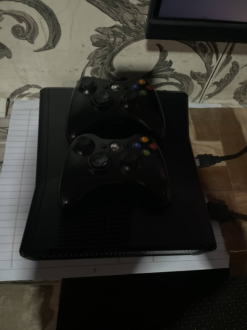 XBOX 360 S CONSOLE WITH 2 CONTROLLERS 15