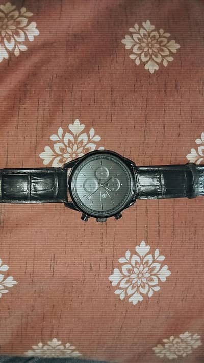 Cheetah quartz wristwatch featuring a dark dial and leather strap.