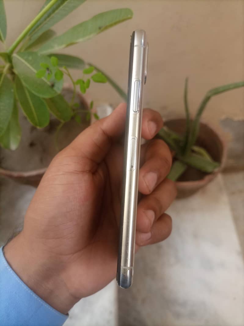 Apple iPhone X 4