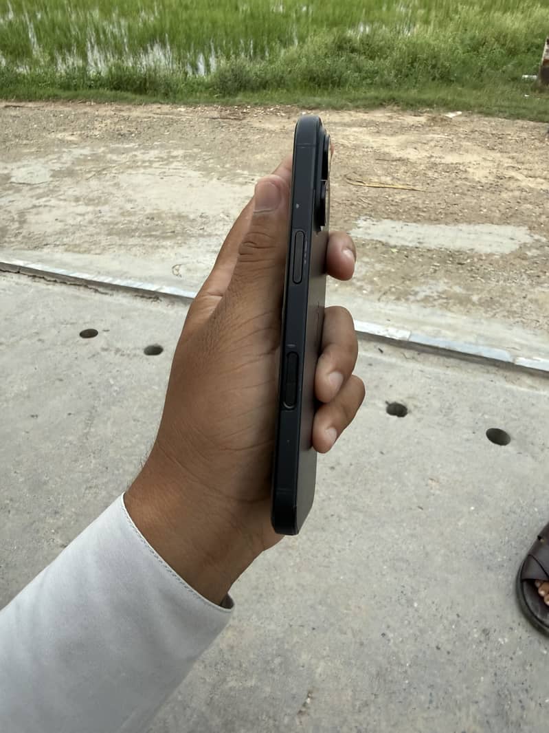 Apple iPhone 16 2