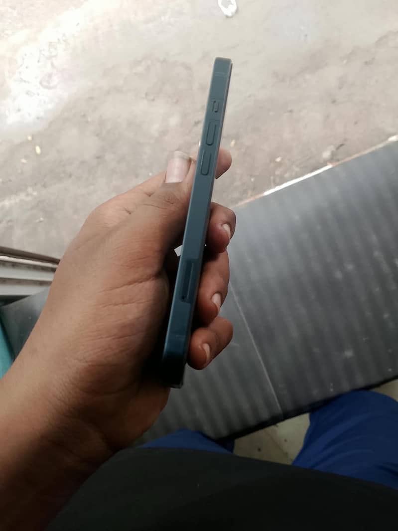 Apple iPhone 13 2