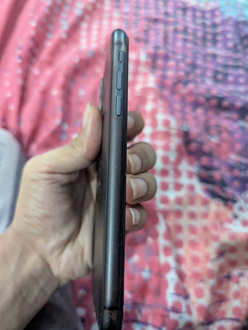 Apple iPhone 11 4
