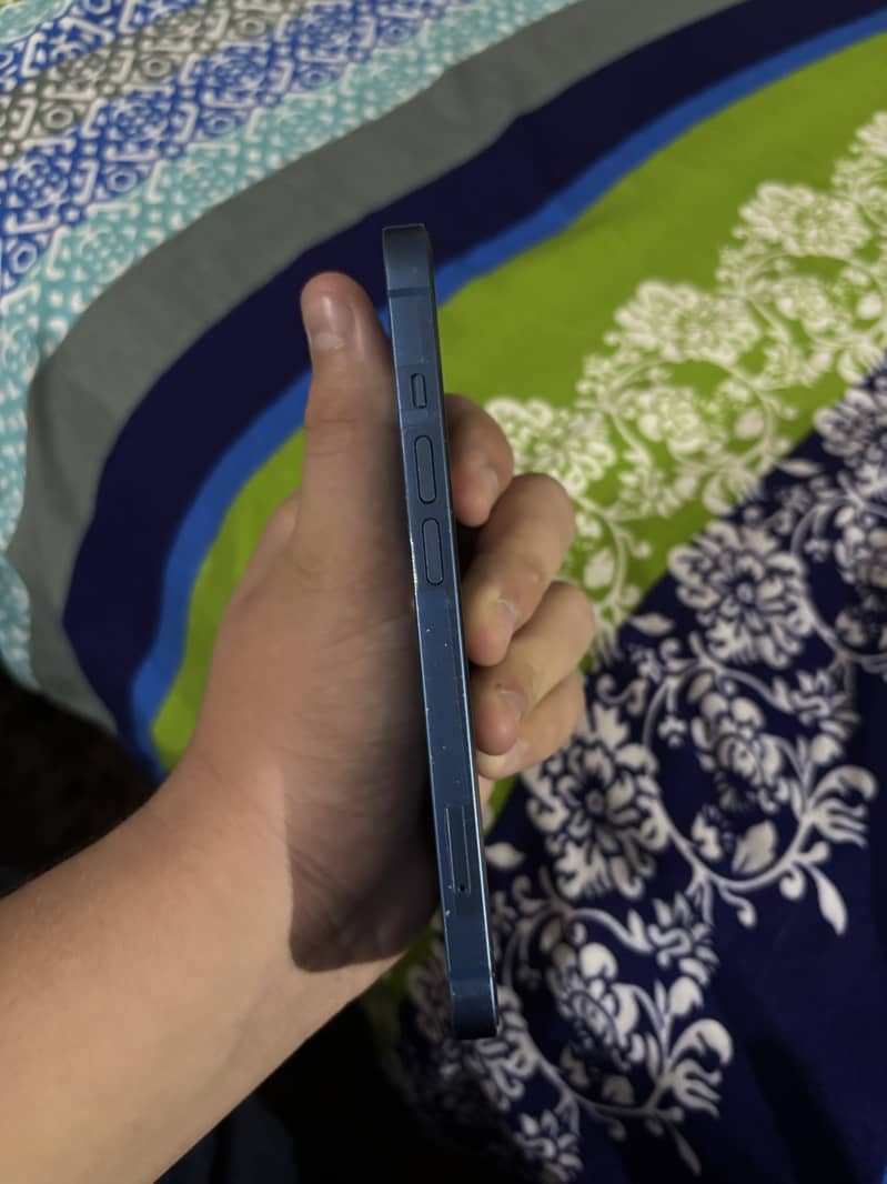Apple iPhone 13 2