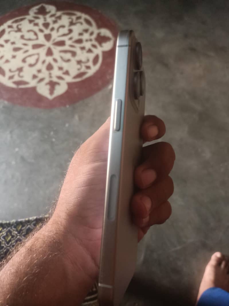 Apple iPhone 15 Pro Max 2