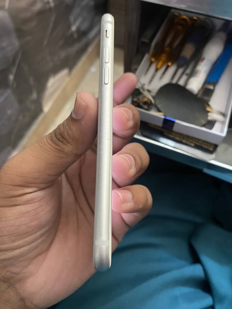 Apple iPhone 8 3