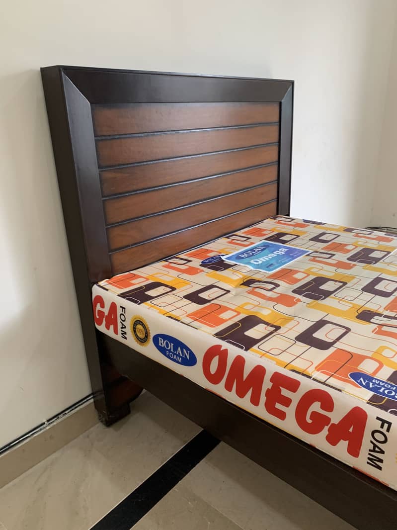 Single Bed Without Mattress. 3