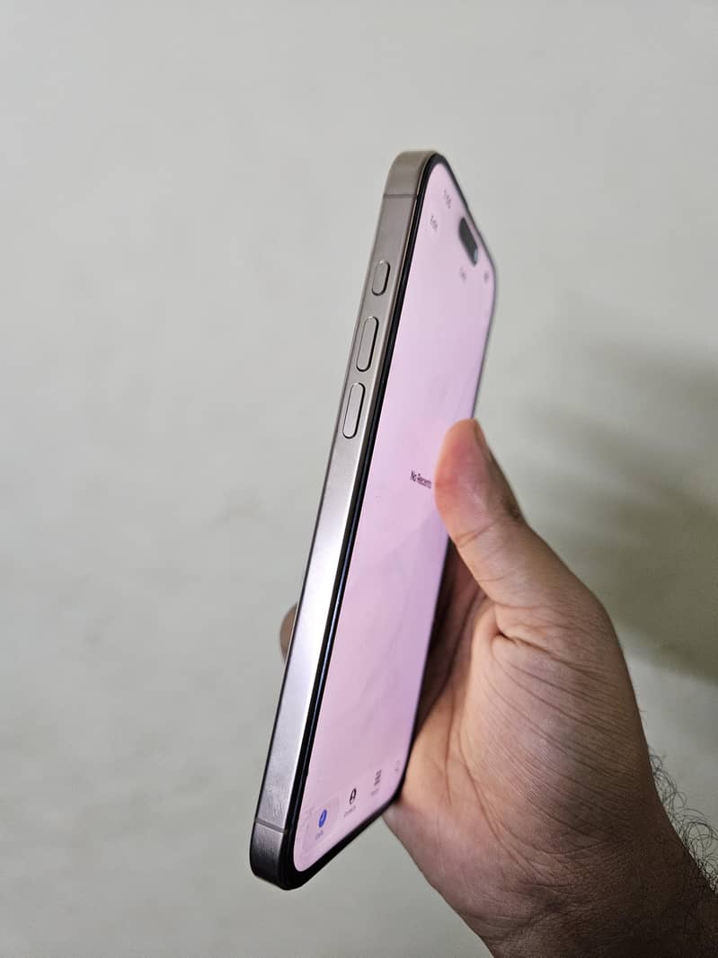 Apple iPhone 16 Pro Max 2