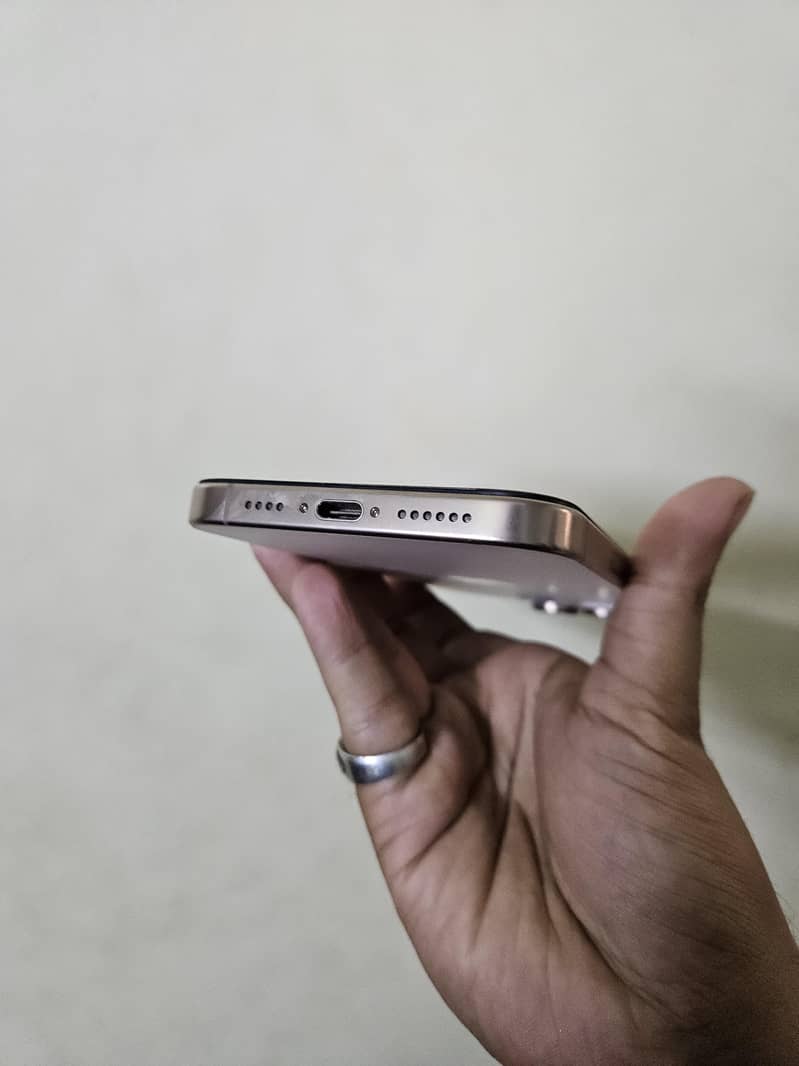 Apple iPhone 16 Pro Max 4