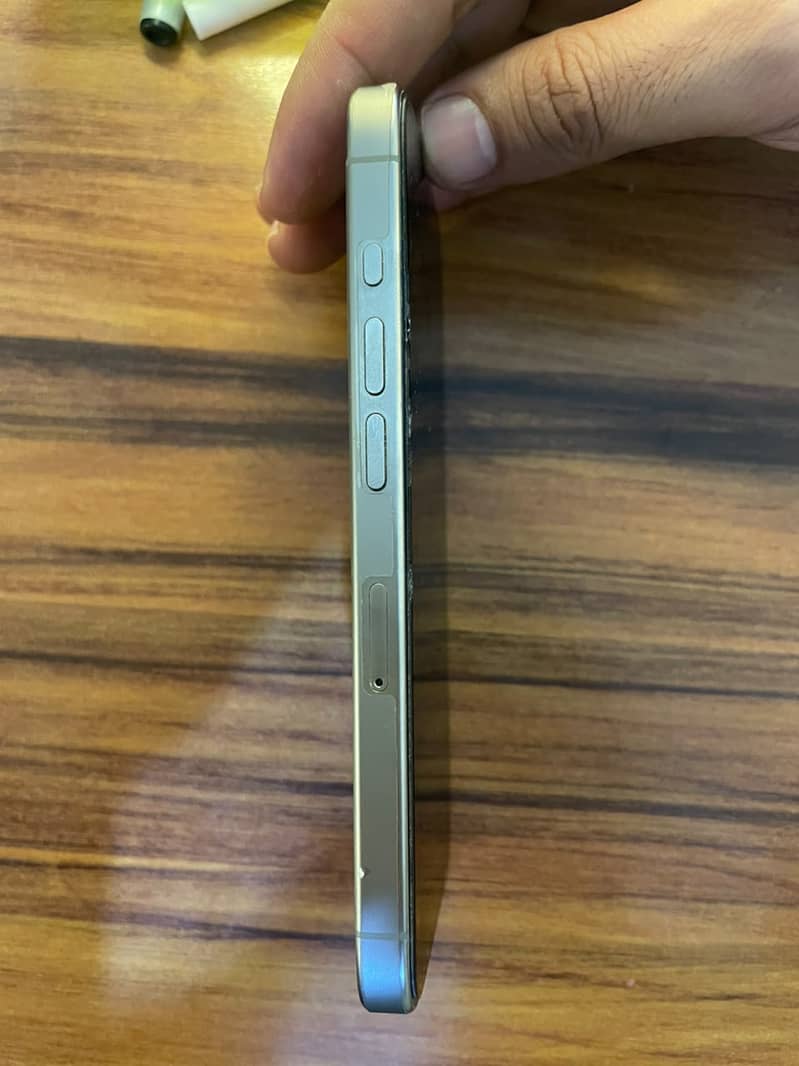 Apple iPhone 15 Pro 4