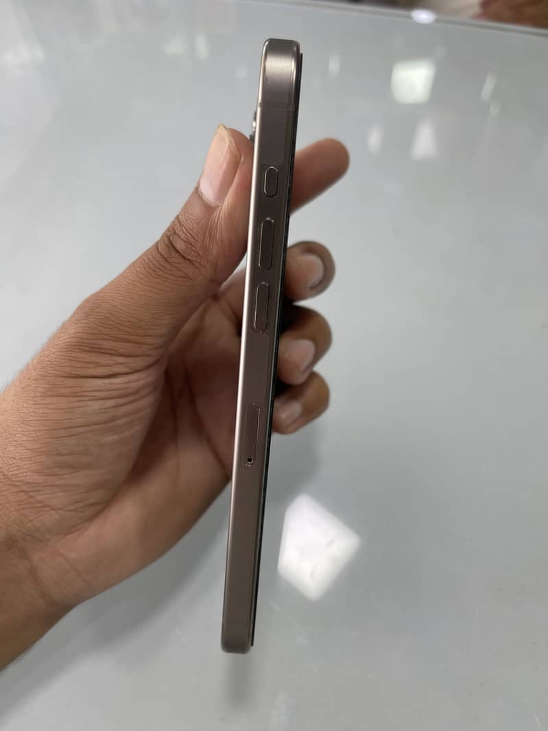 Apple iPhone 15 Pro Max 4