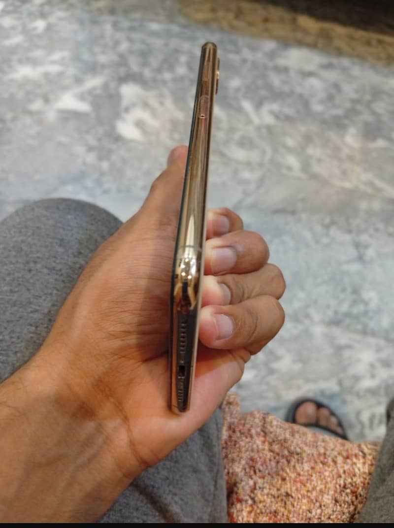 Apple iPhone XS Max 3