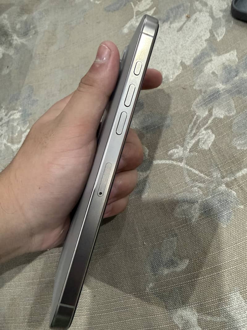 Apple iPhone 16 Pro Max 2