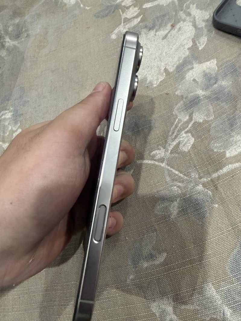 Apple iPhone 16 Pro Max 6