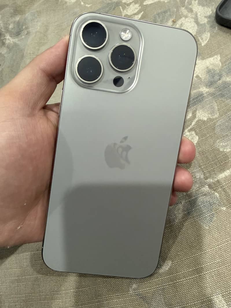 Apple iPhone 16 Pro Max 8