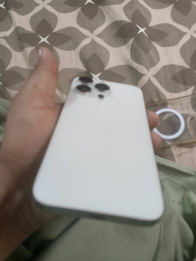 Apple iPhone 15 Pro Max 4