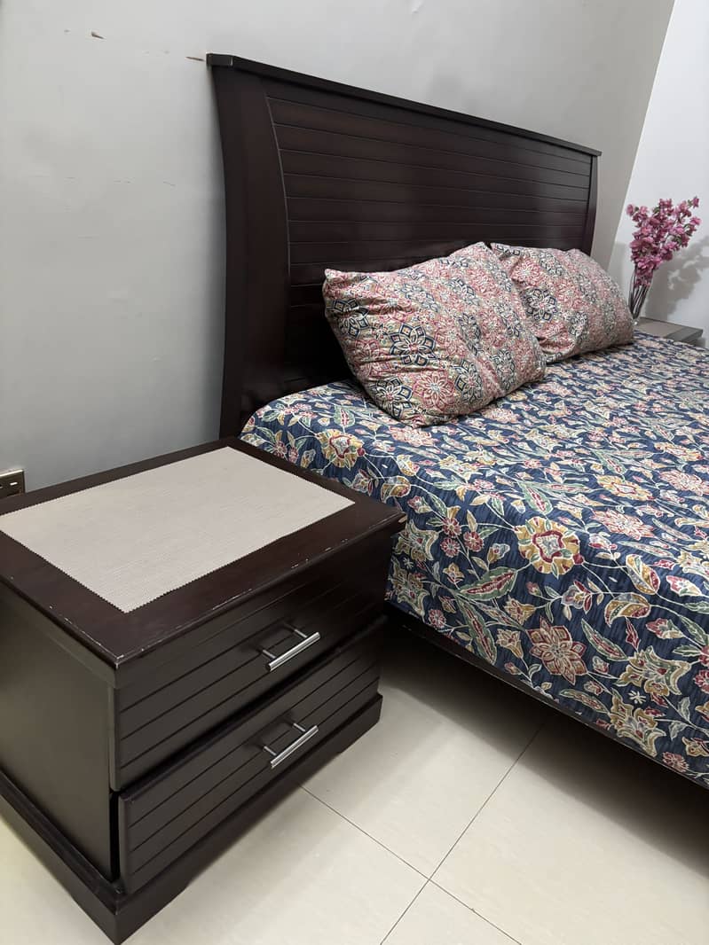 Bed with two side tables 2