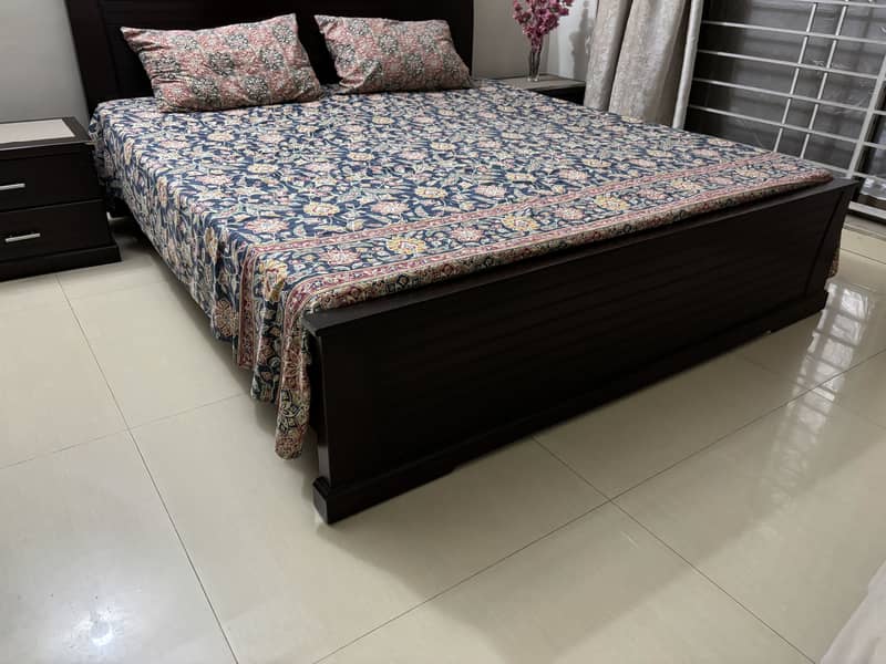 Bed with two side tables 3