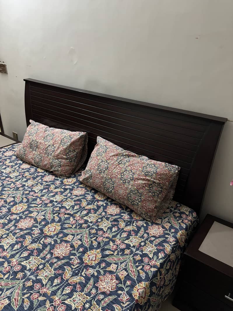 Bed with two side tables 4